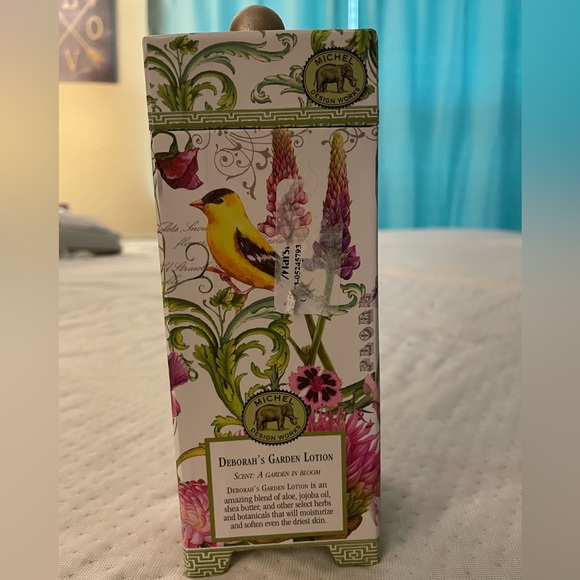 🔹NWOT🔹NEVER USED🔹LUXERY HAND LOTION WITH CUTE BOX🔹 - Picture 2 of 2